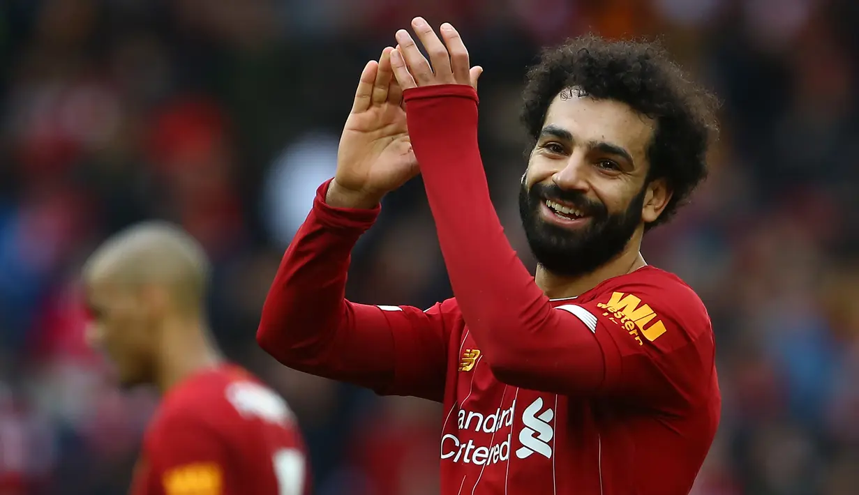 Gelandang Liverpool, Mohamed Salah, merayakan kemenangan timnya saat melawan Bournemouth pada laga lanjutan Premier League 2019-2020 di Anfield, Liverpool, Sabtu (7/3) malam WIB. Liverpool menang 2-1 atas Bournemouth. (AFP/Geoff Caddick)