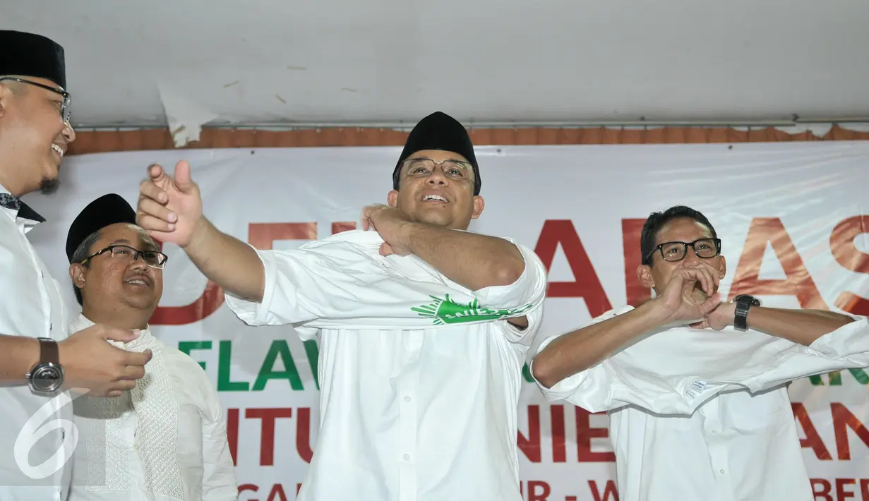 Pasangan Cagub dan Cawagub DKI, Anies Baswedan - Sandiaga Uno mengenakan kaos sebagai simbol pada acara Deklarasi Dukungan Relawan MU Jakarta (RMJ) Untuk Anies - Sandi di Gedung Joeang 45, Menteng, Jakarta Pusat, Selasa (21/3). (Liputan6.com/Yoppy Renato)