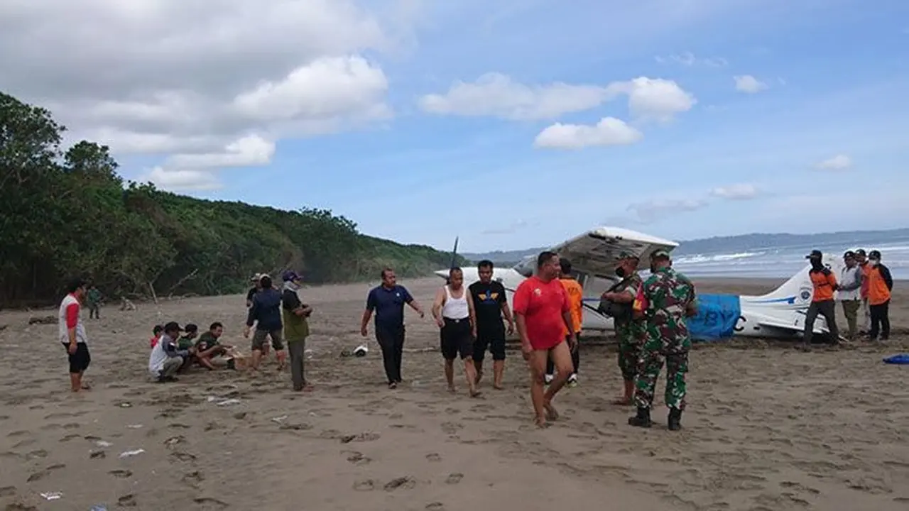 Pesawat latih milik Akademi Penerbangan Indonesia (API) Banyuwangi, mendarat darurat di Pantai Ngagelan Kawasan Taman Nasional Alas Purwo. (Istimewa).