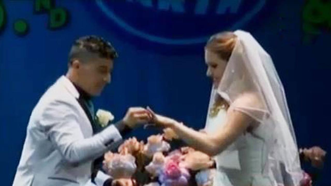 Sepasang Pemain Sirkus Ini Menikah di Atas Kabel