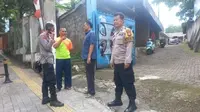 Pihak kepolisian tengah berada di lokasi penemuan mayat seorang terapis di Pejaten Barat, Pasar Minggu, Jakarta Selatan. (Foto: Istimewa).