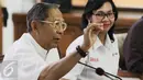 Ginandjar Kartasasmita memberi keterangan saat jumpa pers di Jakarta, Jumat (17/2). PMI akan memberikan penghargaan Satyalancana Kebaktian Sosial Donor Darah 100 kali kepada 846 pendonor darah dari 15 provinsi di Indonesia. (Liputan6.com/Angga Yuniar)