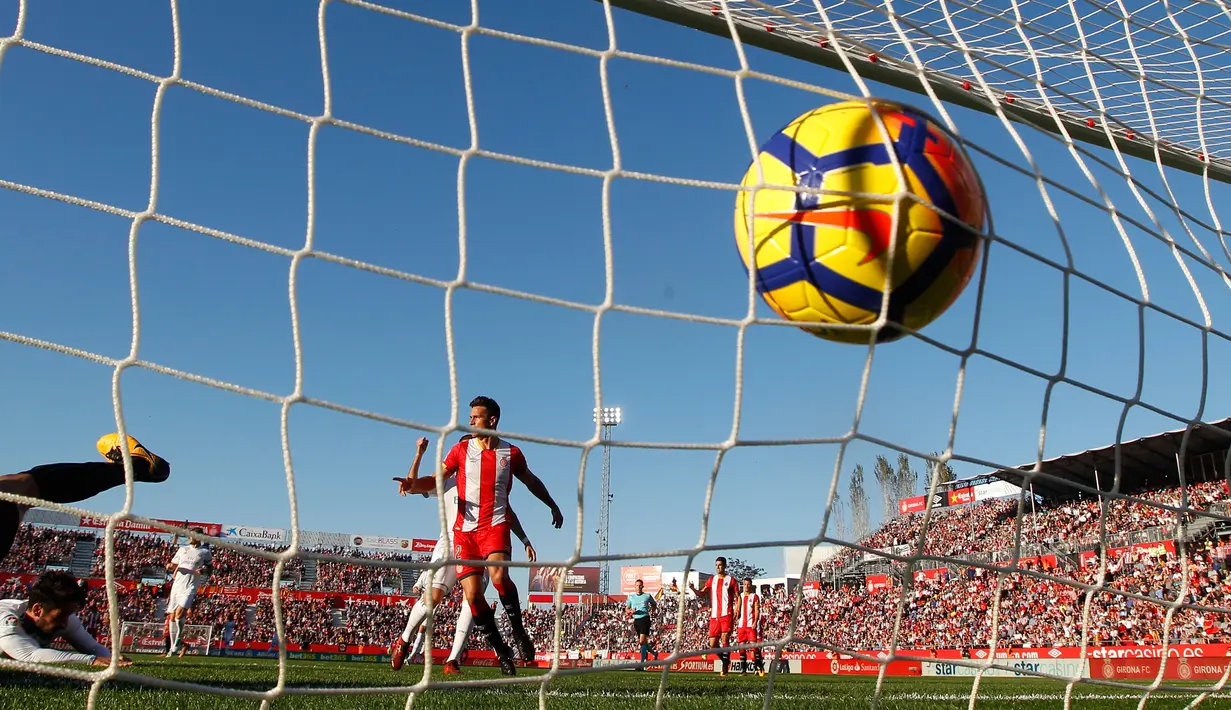 Pemain Real Madrid, Isco berhasil mencetak gol ke gawang Girona saat pertandingan La Liga di stadion Montilivi di Girona, Spanyol (29/10). Real Madrid harus menelan kekalahan 2-1 atas tuan rumah. (AP Photo/Manu Fernandez)