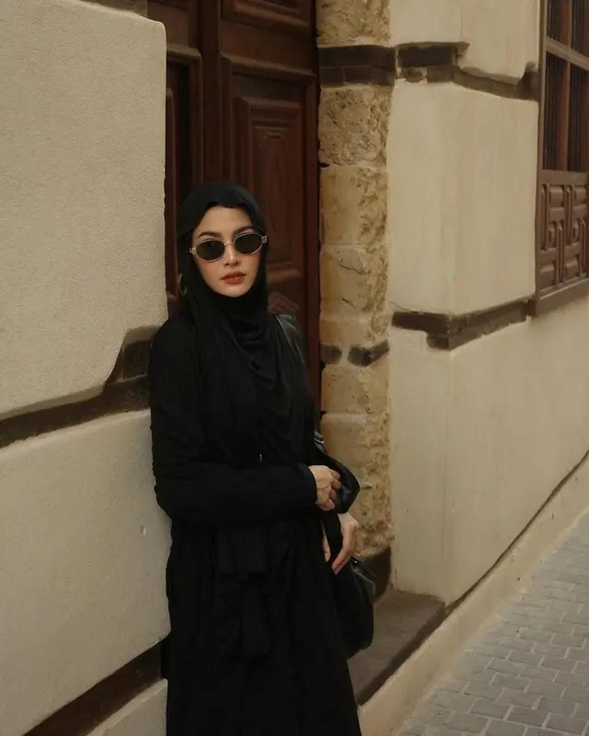 7 Potret Mahalini dengan Hijab Meleyot, Inspirasi Gaya Kerudung 2025 yang Stylish