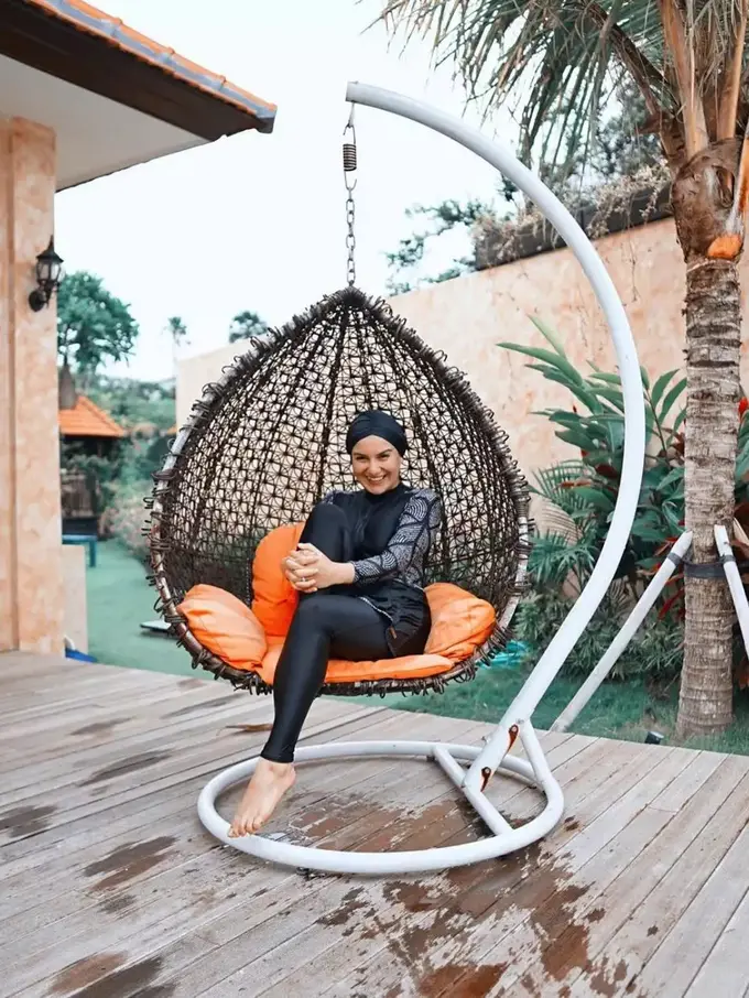 Potret Irish Bella mengenakan baju renang muslimah