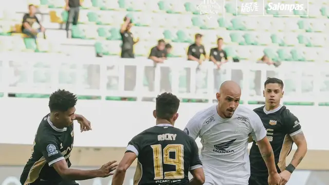 Dewa United melawan PSM Makassar.