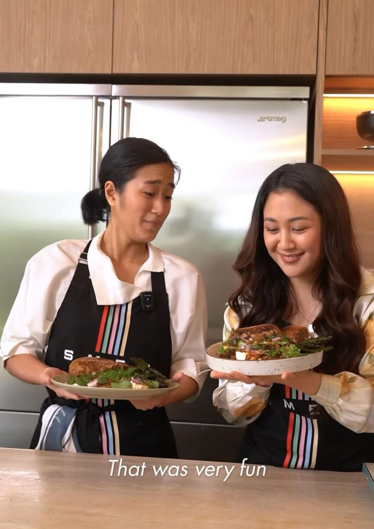 7 Potret Sherina Munaf dan Chef Renatta Moeloek Masak Turkish Eggs, Seperti Apa Keseruannya?