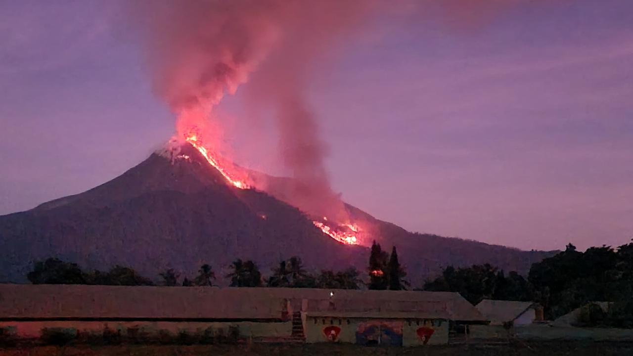 Warga Minta Dievakuasi dari Posko Akibat Erupsi Gunung Lewotobi