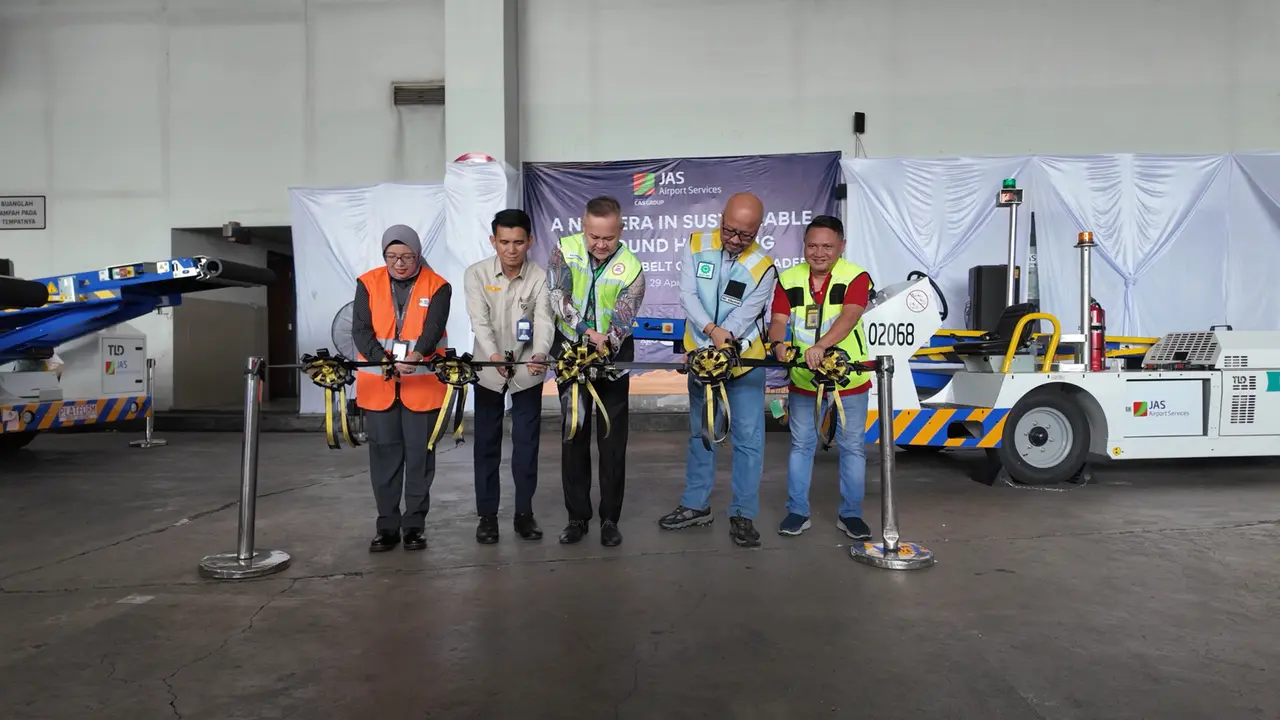 PT Jasa Angkasa Semesta Tbk (JAS), perusahaan ground-handling terkemuka di Indonesia, dengan bangga meluncurkan Belt Conveyor Loader (BCL) hybrid pertama. (Foto: istimewa)