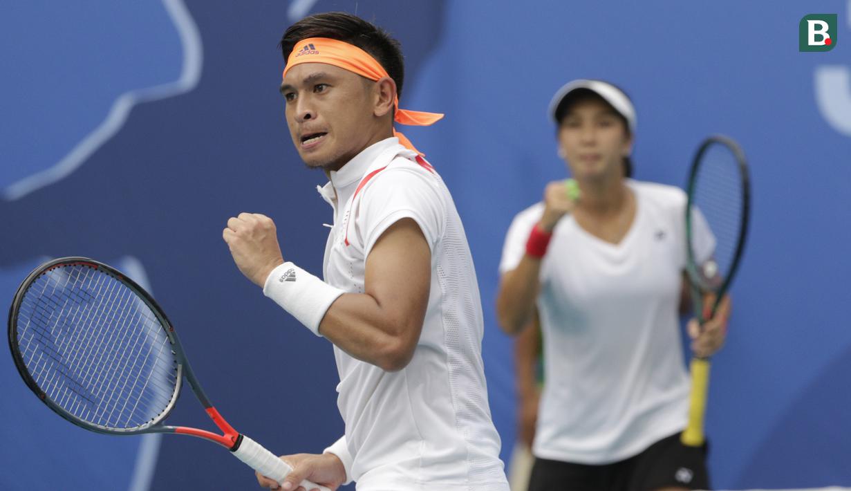 Ganda campuran, Christopher Rungkat / Aldila Sutjiadi, merayakan kemenangan atas wakil Thailand pada laga final SEA Games 2019 di Rizal Memorial Sports Complex, Sabtu (7/12). Indonesia menang dengan skor 4-6, 6-4 dan 10-8. (Bola.com/M Iqbal Ichsan)