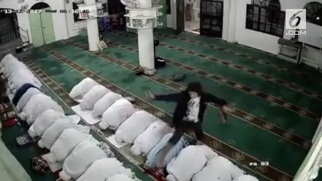 VIDEO: Demi Ambil Tas, Pencuri Nekat Lompati Jemaah Salat Subuh