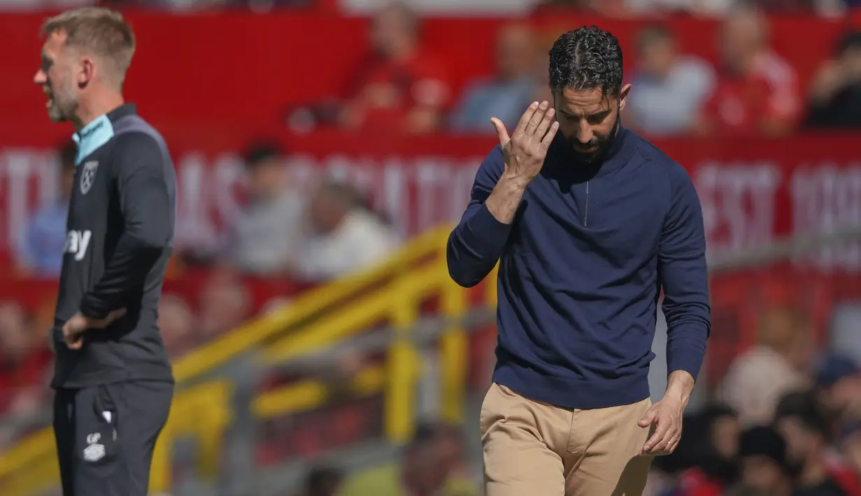 Pelatih Manchester United, Ruben Amorim dalam laga lanjutan Liga Inggris 2024/2025 melawan West Ham di Old Trafford, Manchester, Inggris, Minggu (11/05/2025) waktu setempat. (AP Photo/Ian Hodgson)