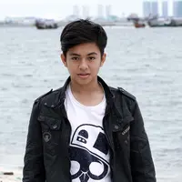 "Alhamdulillah bisa masuk dua nominasi. Ini tahun pertama aku masuk nominasi, Aktor Utama Pria dan Pria pendatang baru juga," kata Angga di sela syuting Mermaid in Love 2 Dunia di kawasan Pantai Carnaval Ancol, Selasa (29/11). (Deki Prayoga/Bintang.com)