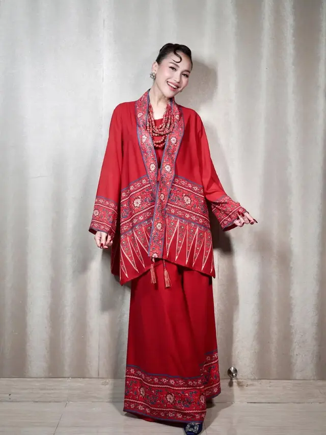 Potret Ayu Ting Ting Pakai Batik
