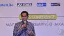 Ketua Umum PP PBSI, Gita Wirjawan memberikan keterangan pers terkait ajang BCA Indonesia Open Series Premier 2015, Jakarta, Senin (25/5/2015). Nomor ganda putra dan ganda campuran menjadi andalan PBSI untuk meraih gelar. (Liputan6.com/Herman Zakharia)