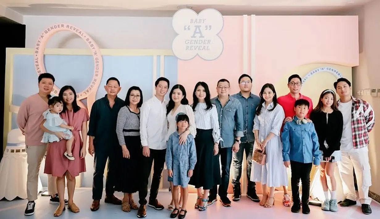 Saat ini, usia kehamilan Valencia Tanoe sudah memasuki usia 17 minggu. Momen gender reveal diunggah oleh Liliana Tanoe lewat akun Instagramnya.  [Instagram/liliana_tanoesoedibjo/valenciatanoe]