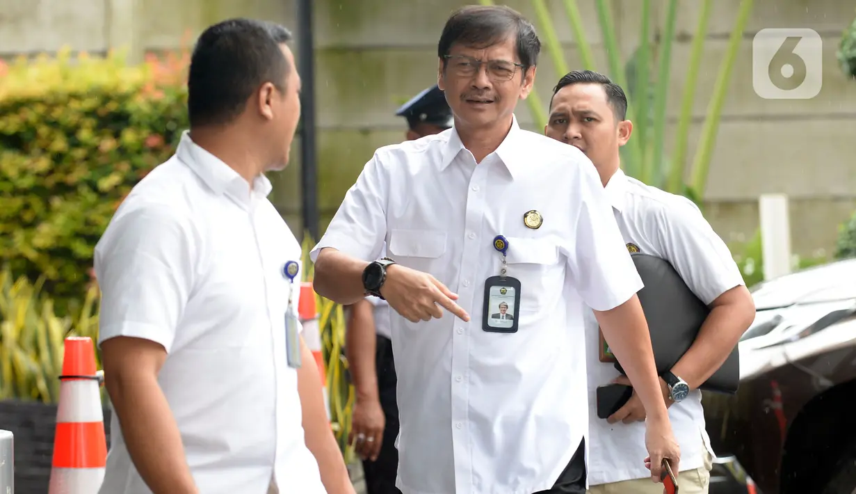 Direktur Jenderal Ketenagalistrikan (Gatrik) Kementerian ESDM, Rida Mulyana  tiba di Gedung KPK, Jakarta, Kamis (5/3/2020). Kedatangan Rida Mulyana untuk rapat kordinasi bersama Menteri ESDM Arifin Tasrif dan pimpinan KPK terkait pengolahan sampah menjadi tenaga listrik. (merdeka.com/Dwi Narwoko)