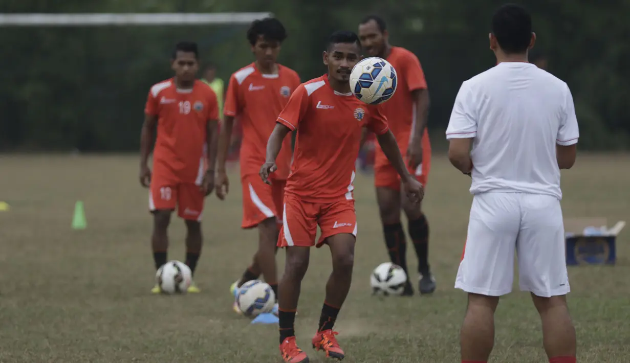 Gelandang Persija, Ramdani Lestaluhu mengontrol bola saat latihan perdana jelang Piala Jenderal Sudirman di Lapangan National Youth Training Center, Sawangan, Depok, Jumat (30/10/2015). (Bola.com/Vitalis Yogi Trisna)