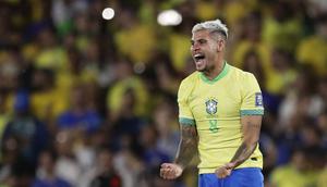 Gelandang Timnas Brasil, Bruno Guimaraes merayakan golnya ke gawang Timnas Chile di ajang Kualifikasi Piala Dunia 2026 Zona CONMEBOL, Juamt (5/9/2025) (AP Photo/Bruna Prado)