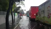 Banjir di Jalan Daan Mogot, Lalu Lintas Tersendat: Pengendara Terpaksa Gunakan Jalur Transjakarta