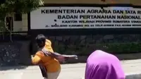 Lahan Dirampas, Warga Lempari BPN Sumut dengan Telur dan Kotoran