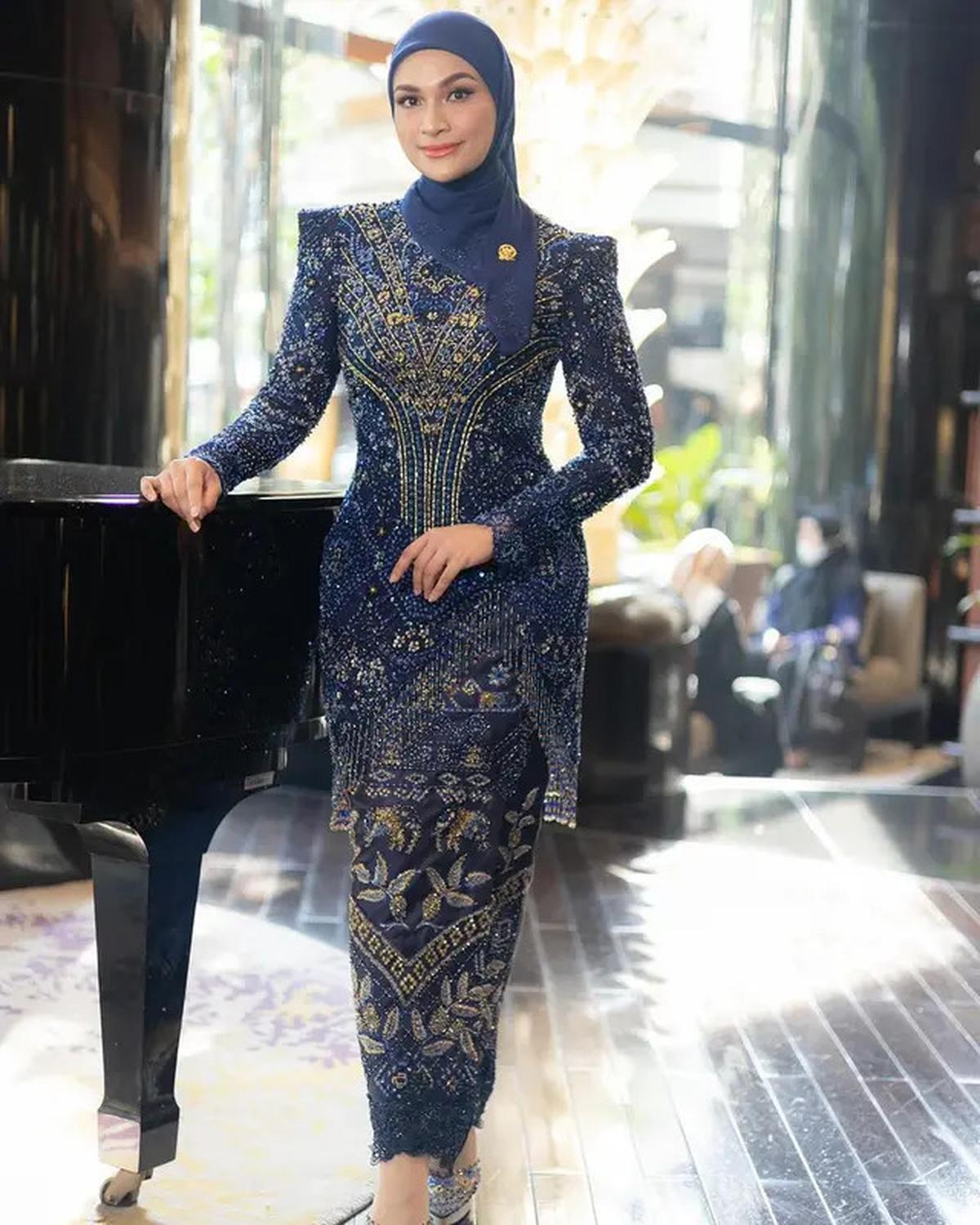 4 Model Kebaya Batik Modern Perpaduan Gaya Klasik, Azizah Salsha hingga Pinka Haprani