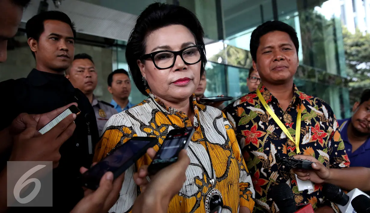  Wakil Ketua KPK Basaria Panjaitan memberikan keterangan pers, Jakarta, Rabu (2/11). Menurut Basaria bila terindikasi adanya pelanggaran maka KPK akan melakukan penanganan atau melimpahkannya ke penegak hukum lainnya. (Liputan6.com/Johan Tallo)