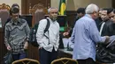 Kelima terdakwa dituntut hukuman penjara dengan rentang antara enam hingga 12 tahun. Tampak dalam foto, terdakwa kasus dugaan korupsi tata kelola minyak mentah dan produk kilang pada PT Pertamina Subholding dan Kontraktor Kontrak Kerja Sama (KKKS) tahun 2018-2023, Hasto Wibowo (tengah), usai menjalani sidang tuntutan di Pengadilan Tindak Pidana Korupsi (Tipikor), Jakarta, Rabu (22/4/2026). (merdeka.com/Arie Basuki)