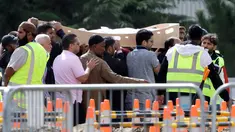 Pelayat membawa jenazah korban penembakan masjid untuk dimakamkan di Memorial Park Cemetery, Christchurch, Selandia Baru, Rabu (20/3). Keluarga korban mulai memakamkan korban penembakan masjid di Christchurch. (AP Photo/Mark Baker)