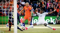 Pemain Belanda, Arjen Robben (tengah) beraksi kala bersua Pantai Gading, pada laga persahabatan di Stadion De Kuip, Rotterdam (4/6/2017). Belanda akan menjamu Luksemburg di tempat yang sama, dinihari nanti WIB.  (AFP/Robin van Lonkhuijsen)