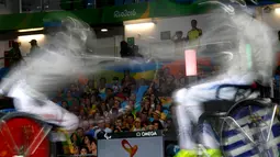 Atlet Anggar Kursi Roda asal Yunani, Bianka Pap (kanan) saat berlaga melawan Tian Jianquan dari Tiongkok di Paralimpiade Rio 2016, Brasil (12/9). (REUTERS / Ricardo Moraes)