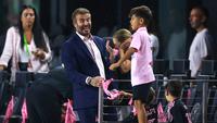 Reaksi pemilik klub Inter Miami, David Beckham (kiri) saat anak dari Lionel Messi dan Sergio Busquets mencipratkan air sebelum laga Inter Miami melawan Orlando City pada laga lanjutan MLS Amerika di DRV PNK Stadium, Florida, Amerika Serikat, 2 Agustus 2023 waktu setempat. (AFP/Getty Images/Hector Vivas)