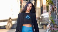 Megan Fox memakai tren rok mini mikro yang jadi favorit para it girl ke konser pacarnya Machine Gun Kelly (Instagram stylememaeve)