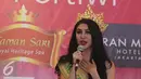 Miss Grand International 2016, Ariska Putri Pertiwi saat berbagi kisah di kawasan Menteng, Jakarta, Senin (21/11). Ariska  akan mengemban tugas menjadi duta perdamaian untuk menghentikan perang. (Liputan6.com/Herman Zakharia)