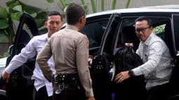 Menpora Imam Nahrawi, turun dari mobil saat tiba di Gedung KPK, Jakarta, Kamis (24/1). Dirinya diperiksa sebagai saksi untuk tersangka Sekjen KONI, Ending Hamidy, terkait suap dana hibah dari Kemenpora ke KONI. (Merdeka.com/Dwi Narwoko)