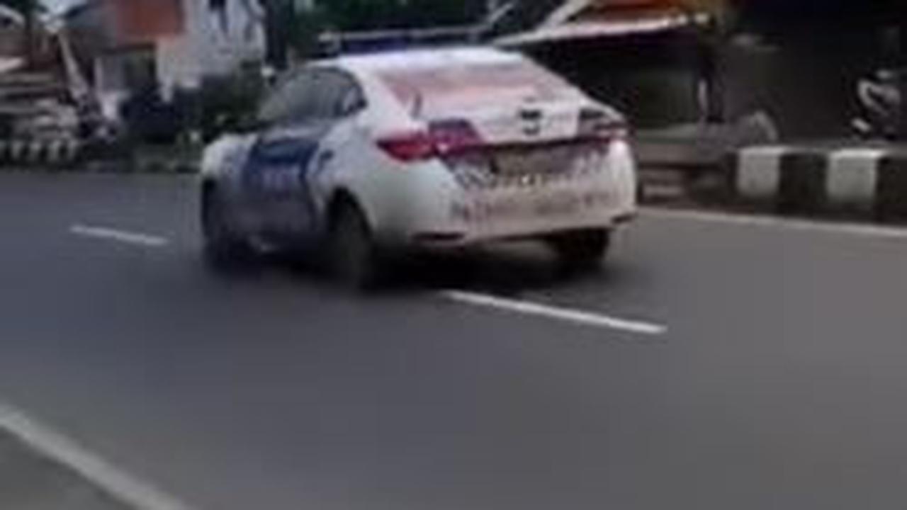 Bikin Tegang! Aksi Kejar-kejaran Mobil Polisi dan Minibus Bak Film Action di Jalan Raya Tegal