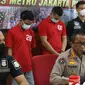 Kabid Humas Polda Metro Jaya Kombes Yusri Yunus memberikan keterangan dalam rilis kasus kepemilikan narkotika terhadap artis peran Agung Saga di Polres Metro Jakarta Pusat, Rabu (31/3/2021). Agung Saga ditangkap pada 27 Maret 2021 di Apartemen Kalibata City. (Liputan6.com/Herman Zakharia)