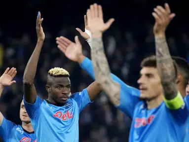 Pemain Napoli, Victor Osimhen, merayakan kemenangan atas Eintracht Frankfurt pada laga Liga Champions di Stadion Diego Armando Maradona, Kamis (16/3/2023). Napoli menang dengan skor 3-0. (AP Photo/Gregorio Borgia)