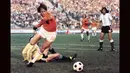 Gelandang Timnas Belanda, Johan Cruyff berhasil melewati kiper Argentina, Daniel Carnevali untuk mencetak gol pada laga perempatfinal Piala Dunia 1974 di Gelsenkirchen, Jerman (26/6/2974). Johan Cruyff mencetak satu gol dalam laga debutnya bersama Timnas Belanda saat bermain imbang 2-2 dengan Hongaria pada ajang kualifikasi Piala Eropa 1968 (7/9/1966). Legenda yang tutup usia pada 24 Maret 2016 ini total mengoleksi 48 caps dengan raihan 33 gol dan 30 assist. (AFP/Staff)