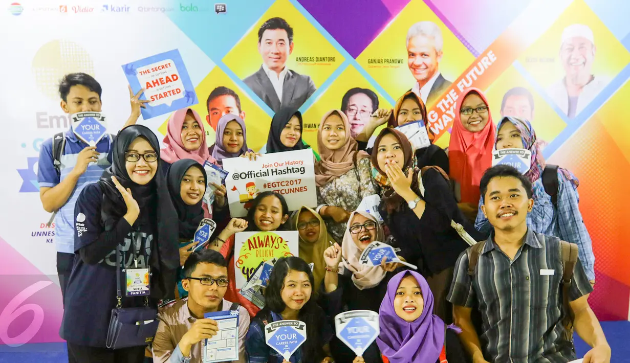 Para peserta berfoto di photo both EMTEK Goes To Campus (EGTC) 2017 di Universitas Negeri Semarang, Rabu (5/4). Tahun ini, EMTEK kembali gelar acara EGTC di 5 kota, diantaranya Semarang, Malang dan kota besar lain (Liputan6.com/Yoppy Renato)