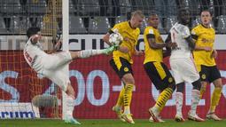 Pada menit ke-41, Robert Lewandowski berhasil menjadi keran gol bagi Bayern Munchen. Ia sukses mengkonversi umpan Serge Gnabry untuk mengubah papan skor menjadi 1-0. Keunggulan Die Rongten bertahan hingga babak pertama usai. (Foto: AP/Martin Meissner)
