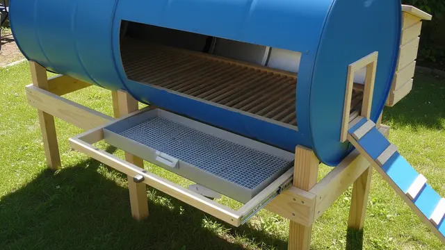 Kandang Ayam Portable dari Drum Bekas yang bisa Dipindah-pindah (Image by Gemini AI)