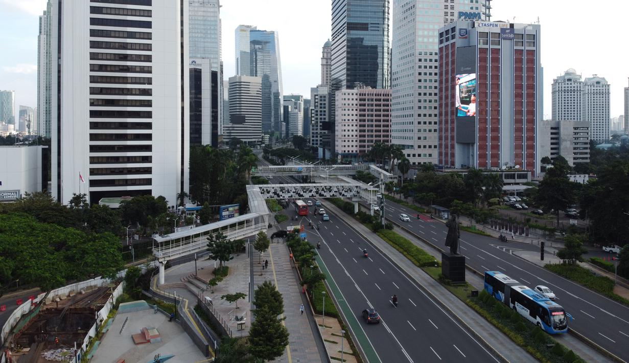 Foto udara kawasan Jalan Jenderal Sudirman, Jakarta, Minggu (3/5/2020). Pemprov DKI Jakarta telah menutup sementara 126 perusahaan yang melanggar Pergub Nomor 33 Tahun 2020 tentang Pelaksanaan Pembatasan Sosial Berskala Besar (PSBB) dalam Penanganan COVID-19. (Liputan6.com/Helmi Fithriansyah)