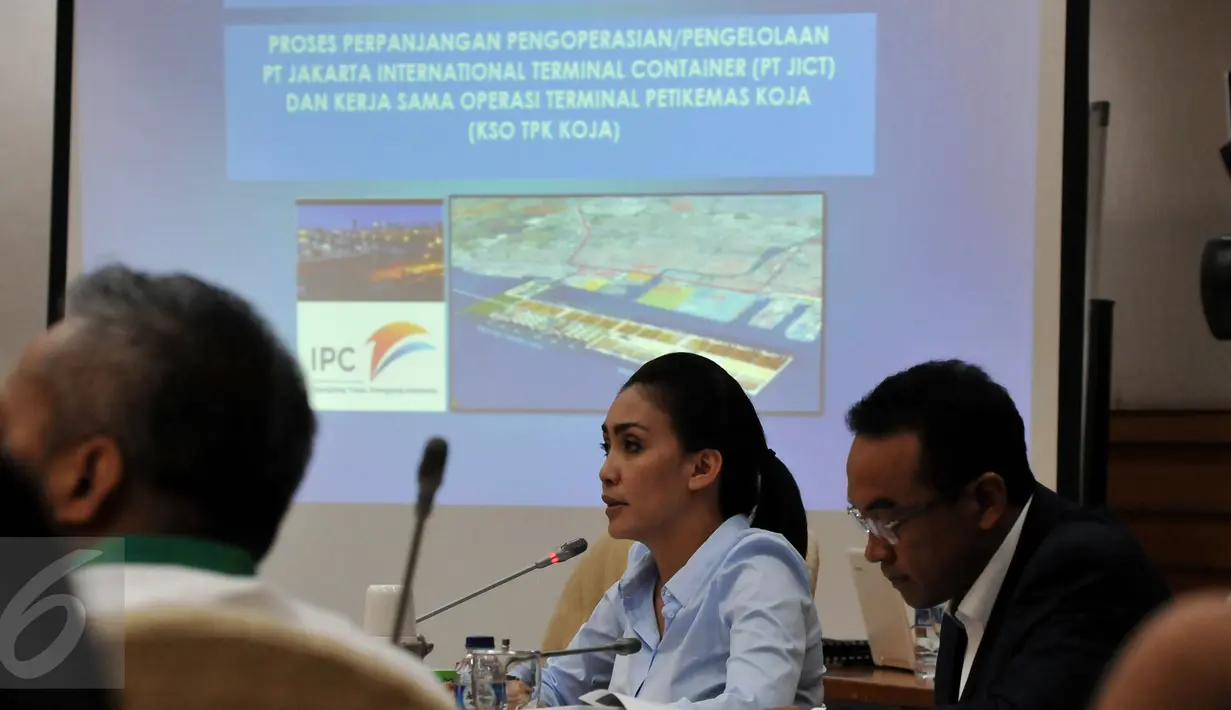 Ketua Pansus Pelindo II Rieke Diah Pitaloka saat memimpin rapat Pansus Pelindo II, Jakarta, Rabu (2/12/2015). Hasil pemeriksaan BPK akan dijelaskan terlebih dahulu ke pemimpin DPR sebelum diserahkan ke Pansus Pelindo II.  (Liputan6.com/Johan Tallo)