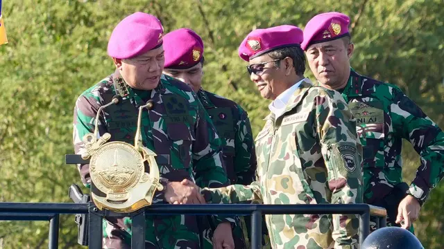 Menkopolhukam Mahfud Md bersama Panglima TNI Laksamana Yudo Margono menyaksikan secara langsung puncak Manuver Lapangan (Manlap) Latihan Gabungan (Latgab) TNI tahun 2023.