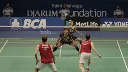 Pasangan Indonesia, Fajar Alfian/Muhammad Rian Ardianto berhadapan dengan pasangan Denmark, Mathias Boe/Carsten Mogensen.Performa buruk pada gim penentuan menjadi penyebab kegagalan mereka. (Bola.com/M Iqbal Ichsan)