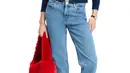 Koleksi pakaian Hari Valentine pada musim ini ini menonjolkan siluet klasik dengan sentuhan khas Kate Spade New York, seperti kancing berbentuk hati pada kardigan polos, detail halus dan feminin, motif hati abstrak, dan kombinasi warna merah dan merah muda yang romantis.  [Dok. Kate Spade New York]