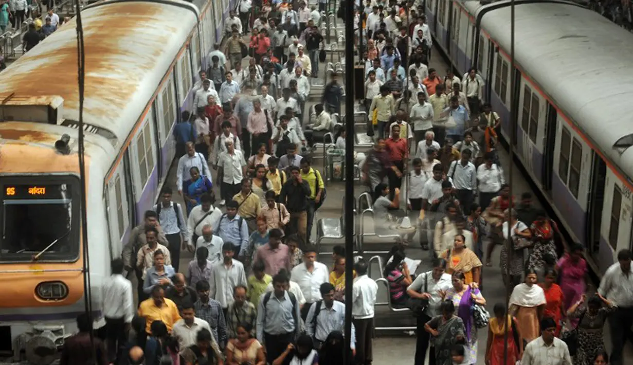 Penumpang kereta api memadati stasiun kereta api Churchgate di Mumbai, India, 10 Juli 2012. Sebuah penelitian baru dari PBB memprediksi bahwa India akan melampaui China sebagai negara dengan penduduk terbanyak pada tahun 2022. (AFP PHOTO/Punit PARANJPE)