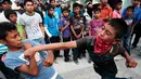 Dua anak saling pukul saat mengikuti Tradisi Xochimilcas di Zitlala, Guerrero, Meksiko (18/2). Tradisi ini berasal dari warga pribumi atau keturunan dari Suku Aztec. (AFP PHOTO/Pedro Pardo)
