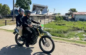 Momen Gibran Naik Motor Tinjau Korban Gempa NTT
